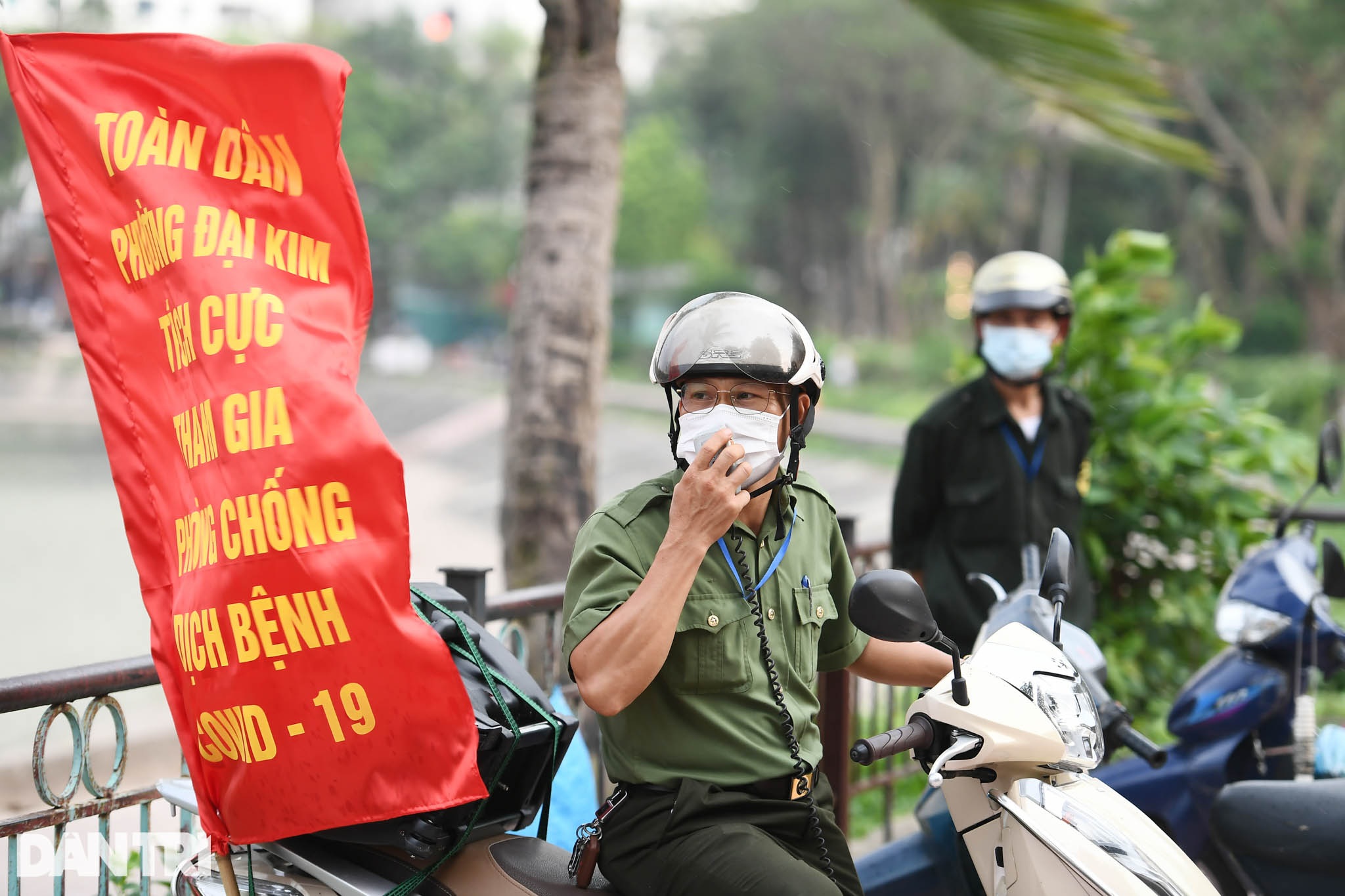 Lập chốt ngăn người dân chui rào, tụ tập trong các công viên ở Hà Nội - 2 Lập chốt ngăn người dân chui rào, tụ tập trong các công viên ở Hà Nội - 2
