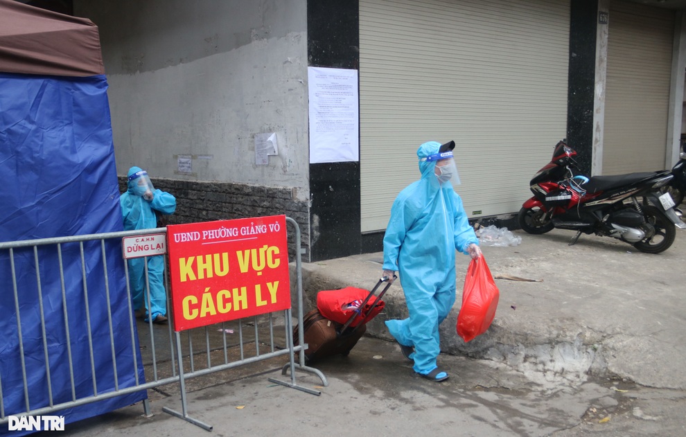Hà Nội: Dựng rào chắn cao 2 m trước cửa UBND phường để chống dịch - 12 Hà Nội: Dựng rào chắn cao 2 m trước cửa UBND phường để chống dịch - 12
