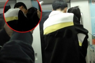 Cặp đôi học sinh thản nhiên ôm ấp, hôn hít trên tàu điện ngầm