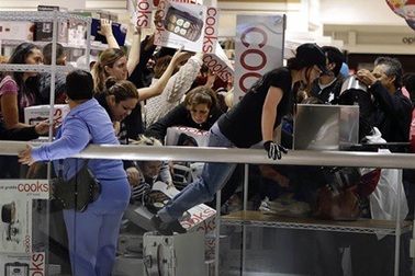 Cuộc chiến săn hàng giảm giá Black Friday từ hạnh phúc ngập tràn đến đấm ngực vì ân hận