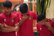 Cầu thủ U20 Indonesia cúi mặt khóc, nói lên những điều cay đắng