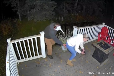 Dọa ma vợ, người đàn ông lĩnh bài học đau đớn