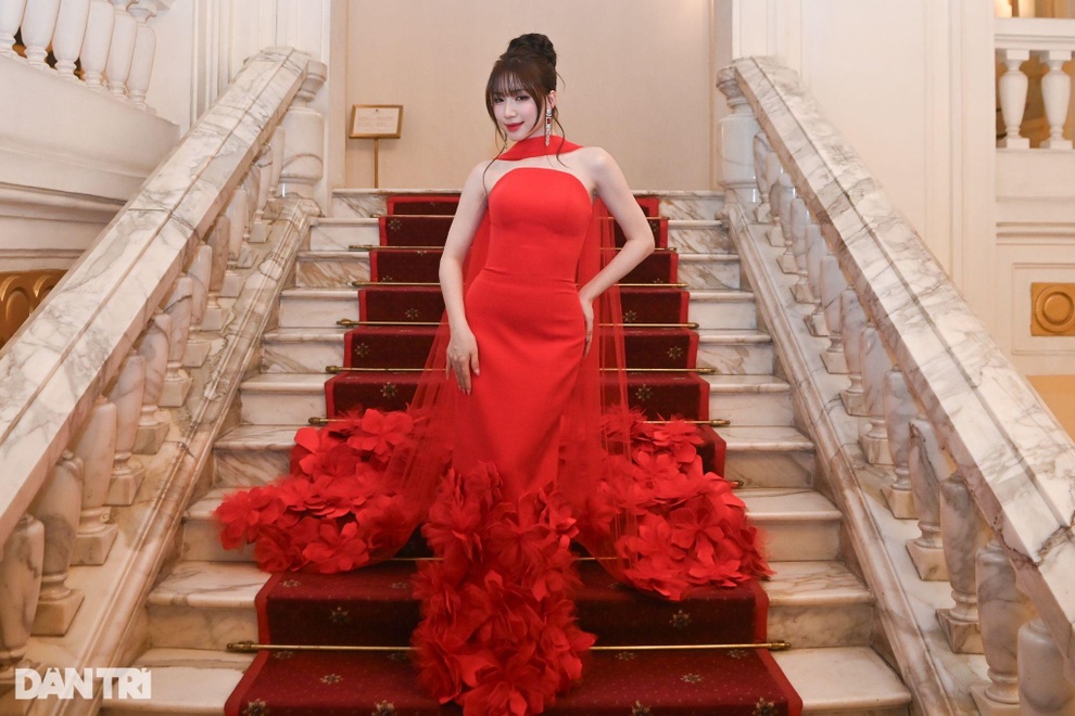 NSND Xuân Bắc lịch lãm, Hòa Minzy gợi cảm ở thảm đỏ Lễ trao giải Cống hiến - 2 NSND Xuân Bắc lịch lãm, Hòa Minzy gợi cảm ở thảm đỏ Lễ trao giải Cống hiến - 2