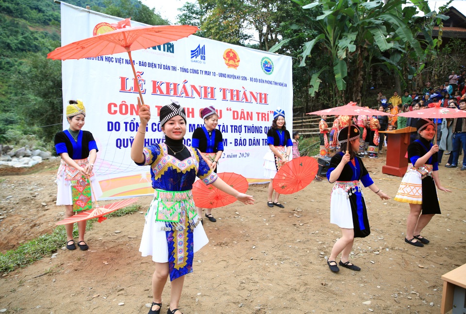 Khánh thành cầu Dân trí: Hết cảnh người dân đánh đu với tử thần qua suối - 13 Khánh thành cầu Dân trí: Hết cảnh người dân đánh đu với tử thần qua suối - 13