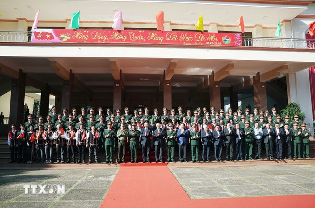 Tổng Bí thư thăm cán bộ, chiến sĩ Quân đoàn 34 và Binh đoàn 15 ở Gia Lai - 3 Tổng Bí thư thăm cán bộ, chiến sĩ Quân đoàn 34 và Binh đoàn 15 ở Gia Lai - 3