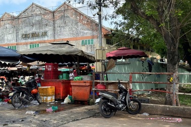 Nhân viên bốc xếp ở chợ Đồng Nai dùng súng bắn 2 người bị thương