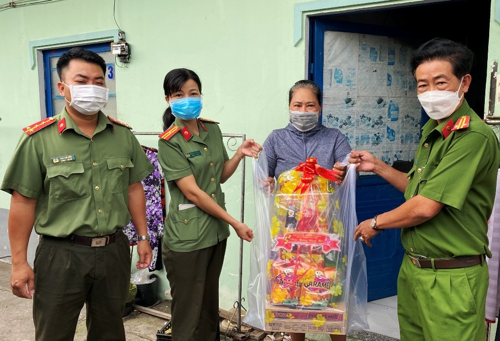 Áo xanh, sao vàng bán hoa Tết, mua quà tặng người nghèo đón Xuân - 8 Áo xanh, sao vàng bán hoa Tết, mua quà tặng người nghèo đón Xuân - 8