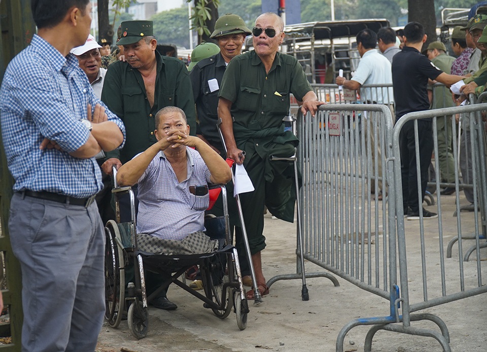 Hàng trăm thương binh xếp hàng mua vé trận Việt Nam gặp Thái Lan - 7 Hàng trăm thương binh xếp hàng mua vé trận Việt Nam gặp Thái Lan - 7