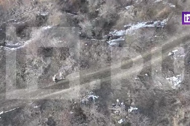 Lính Nga che chắn cho tù binh Ukraine khi bị UAV tấn công