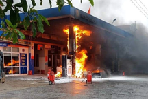 Tài xế đạp nhầm chân ga, cả xe lẫn trạm xăng bốc cháy