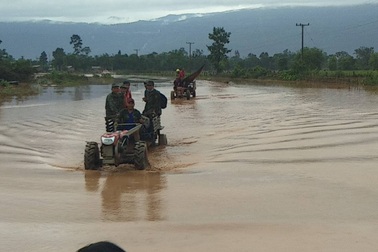 (Trực tiếp từ Lào): Các đoàn cứu trợ liên tục vào vùng rốn lũ