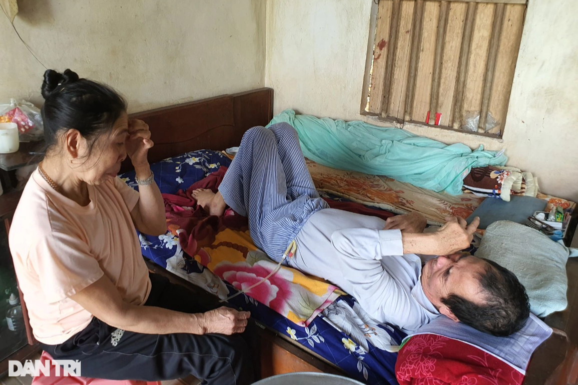 Ước nguyện nghẹn đắng của cụ ông nằm liệt giường trong căn nhà sắp sập - 8 Ước nguyện nghẹn đắng của cụ ông nằm liệt giường trong căn nhà sắp sập - 8