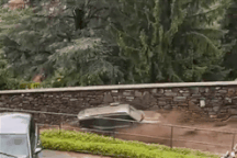 Khoảnh khắc lũ cuốn trôi ôtô ở Italia