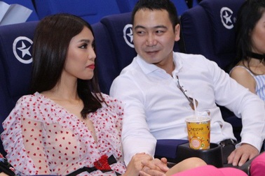 Lan Khuê và chồng sắp cưới thân mật nắm chặt tay chốn đông người
