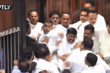 Nghị sĩ Sri Lanka ẩu đả tập thể ngay giữa cuộc họp quốc hội
