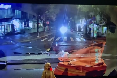 Cặp đôi đi xe máy bị ô tô tông ngã vì vượt đèn đỏ