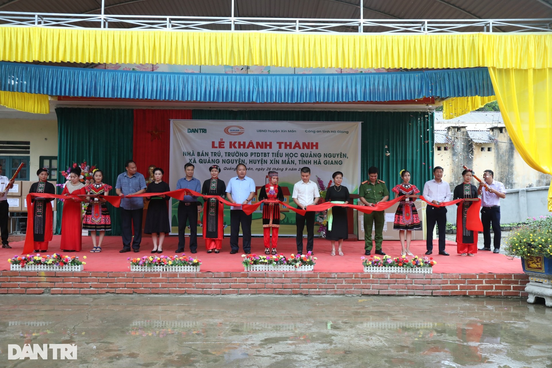 Khánh thành nhà bán trú ở Xín Mần, học sinh không còn lo rét khi đông về - 1 Khánh thành nhà bán trú ở Xín Mần, học sinh không còn lo rét khi đông về - 1