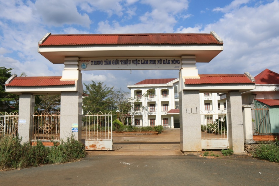 Không người học, trung tâm dạy nghề 25 tỷ đồng bỏ hoang, máy móc phủ bạt - 1 Không người học, trung tâm dạy nghề 25 tỷ đồng bỏ hoang, máy móc phủ bạt - 1