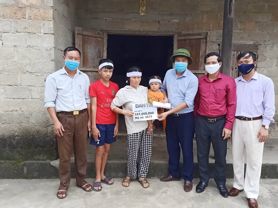 Bạn đọc Dân trí giúp đỡ cậu bé mồ côi cha gồng mình cứu đôi mắt của mẹ - 2 Bạn đọc Dân trí giúp đỡ cậu bé mồ côi cha gồng mình cứu đôi mắt của mẹ - 2