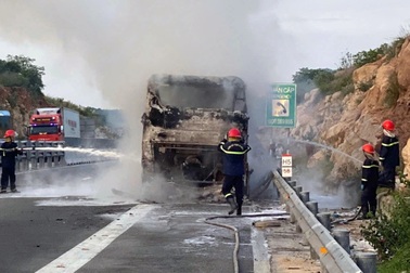 Xe khách chở 30 người bốc cháy trên cao tốc Nha Trang - Cam Lâm