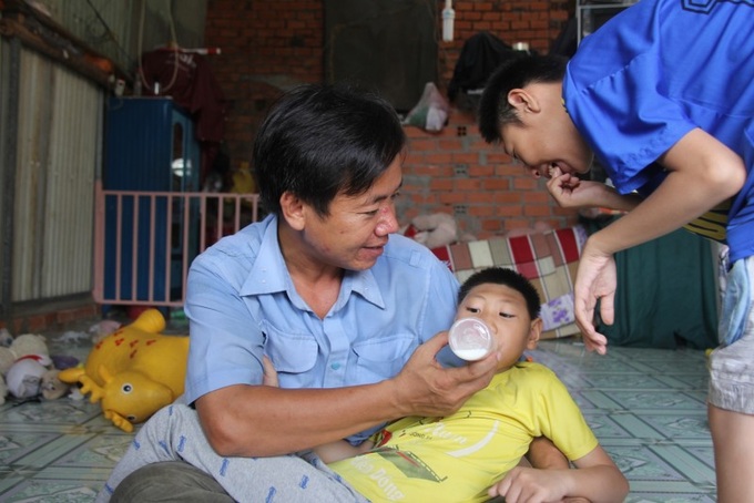 Anh Nghị nhớ lại: “Khoảng thời gian đó rất kinh khủng. Mình chỉ biết ôm con mà khóc. Nhiều lúc nghĩ quẩn định bỏ con rồi đi biệt tích, nhưng nhìn thấy hai đứa trẻ cứ ú ớ, cười đùa với mình lại không nỡ”.