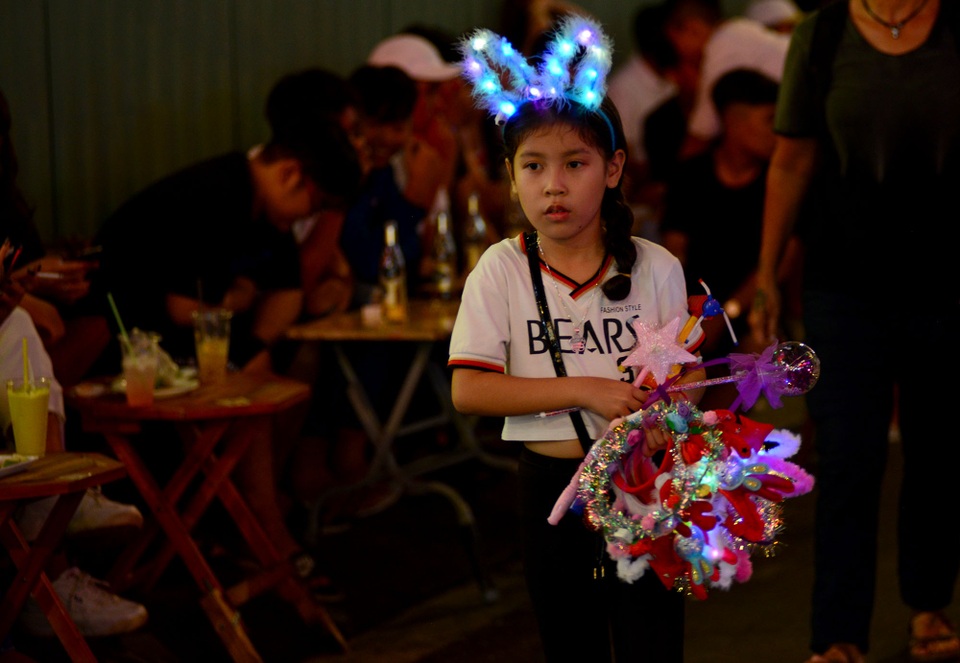 Những em bé đáng yêu trong đêm Giáng sinh trên phố Tây Sài Gòn - 8 Những em bé đáng yêu trong đêm Giáng sinh trên phố Tây Sài Gòn - 8