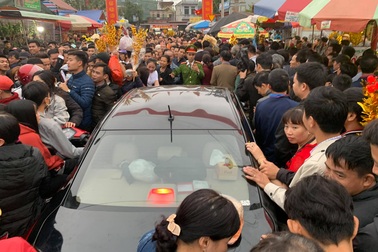 Chưa khai hội, Chợ Viềng đã "nêm" chật cứng người