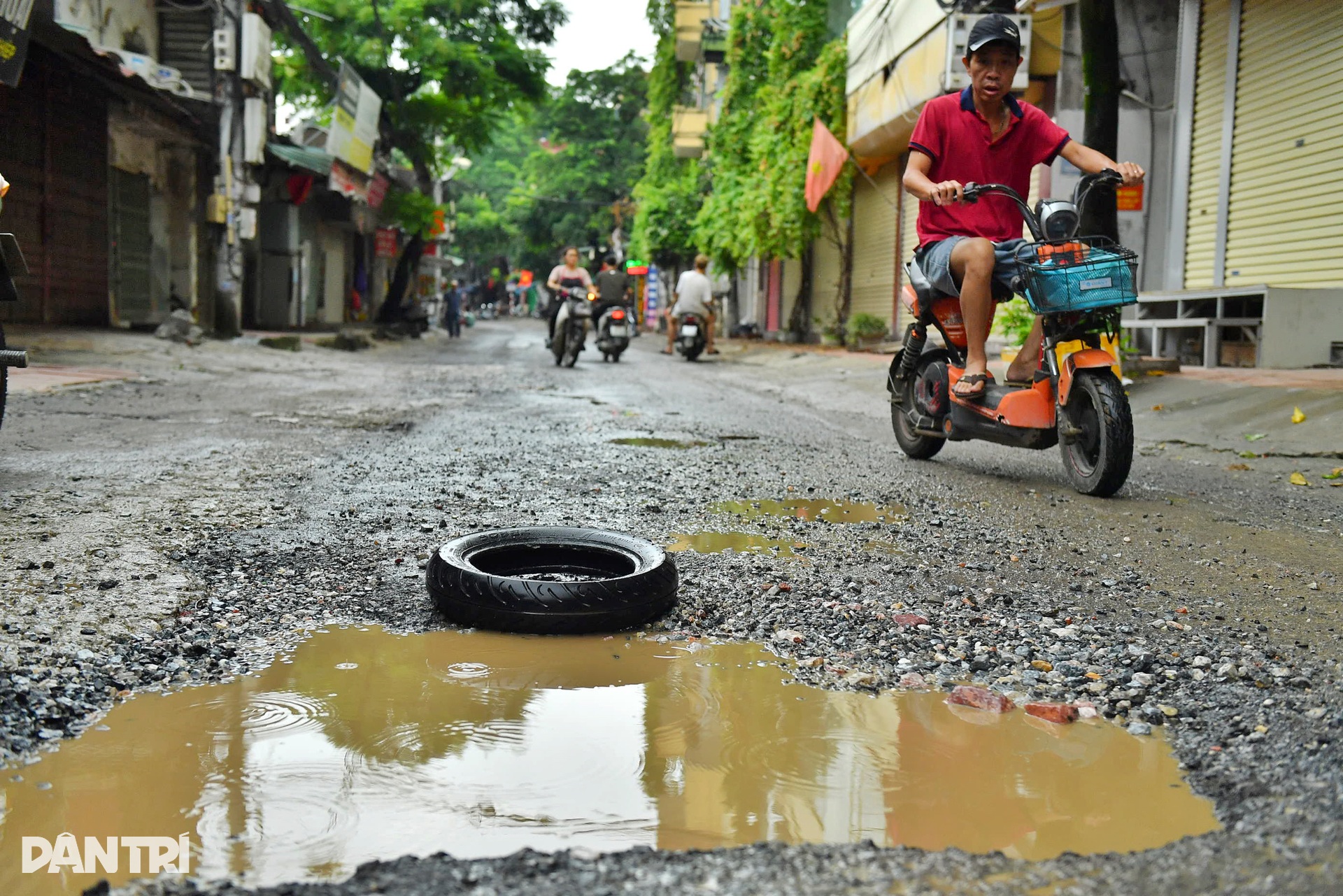 Hà Nội: Người dân khổ sở “vượt chướng ngại vật” trên đường Thanh Bình - 4 Hà Nội: Người dân khổ sở “vượt chướng ngại vật” trên đường Thanh Bình - 4