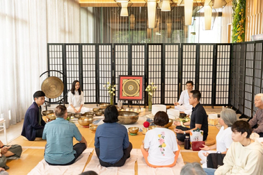 Trải nghiệm trị liệu "tắm âm thanh" - thiết kế độc quyền dành cho cư dân Blue Zones