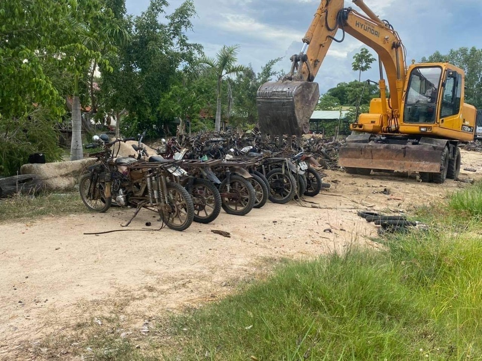 Dàn xe “ngựa sắt” hoành hành, rừng xanh Tây Nguyên khiếp sợ! - 4 Dàn xe “ngựa sắt” hoành hành, rừng xanh Tây Nguyên khiếp sợ! - 4