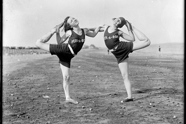 Phụ nữ mặc gì khi đi biển 100 năm trước?