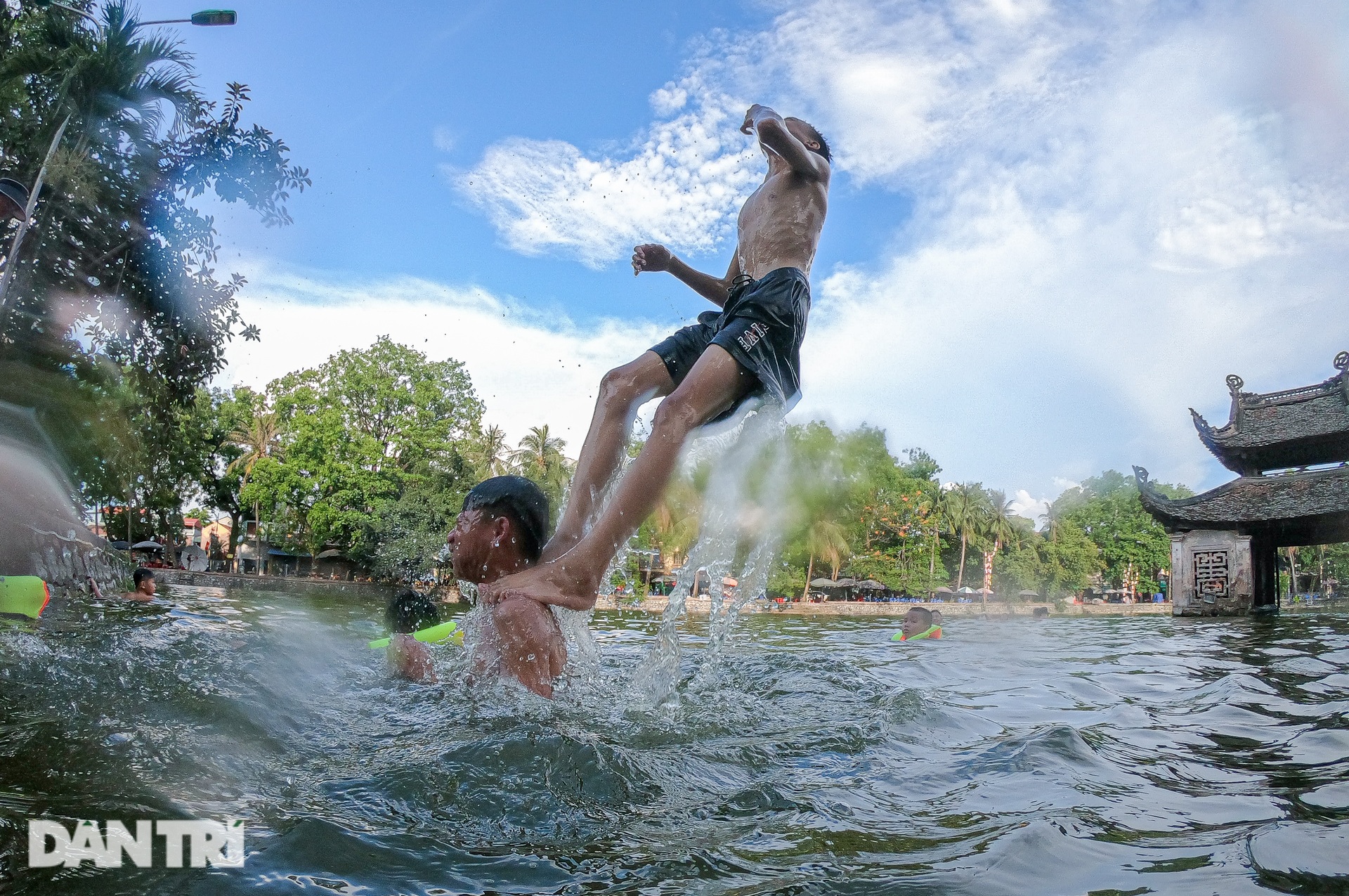 Hà Nội nắng nóng, trẻ nhỏ nhào lộn đã mắt ở hồ nước mát lạnh ven đô - 1 Hà Nội nắng nóng, trẻ nhỏ nhào lộn đã mắt ở hồ nước mát lạnh ven đô - 1
