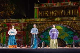 Phu nhân Đại sứ Mỹ, Nhật Bản và nhiều quốc gia trình diễn áo dài Việt Nam - 13