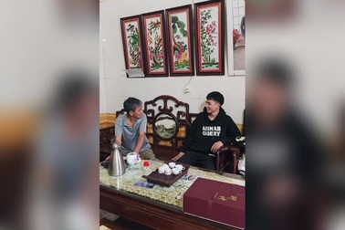 Khoảnh khắc người bố bối rối không nhận ra con trai sau 6 năm xa cách