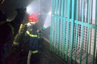 Cảnh sát cứu 4 người trong đám cháy ở TPHCM
