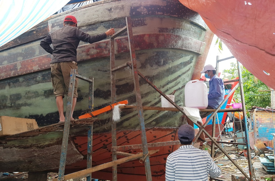 Giáp Tết, ngư dân nhộn nhịp kéo tàu lên bờ, chủ bãi kiếm bộn - 3 Giáp Tết, ngư dân nhộn nhịp kéo tàu lên bờ, chủ bãi kiếm bộn - 3