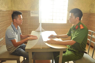 Tạm giữ khẩn cấp đối tượng phóng thẳng ô tô vào CSGT