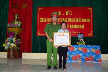 Trao Bằng Tổ quốc ghi công cho chiến sĩ hy sinh khi cứu người giữa dòng lũ