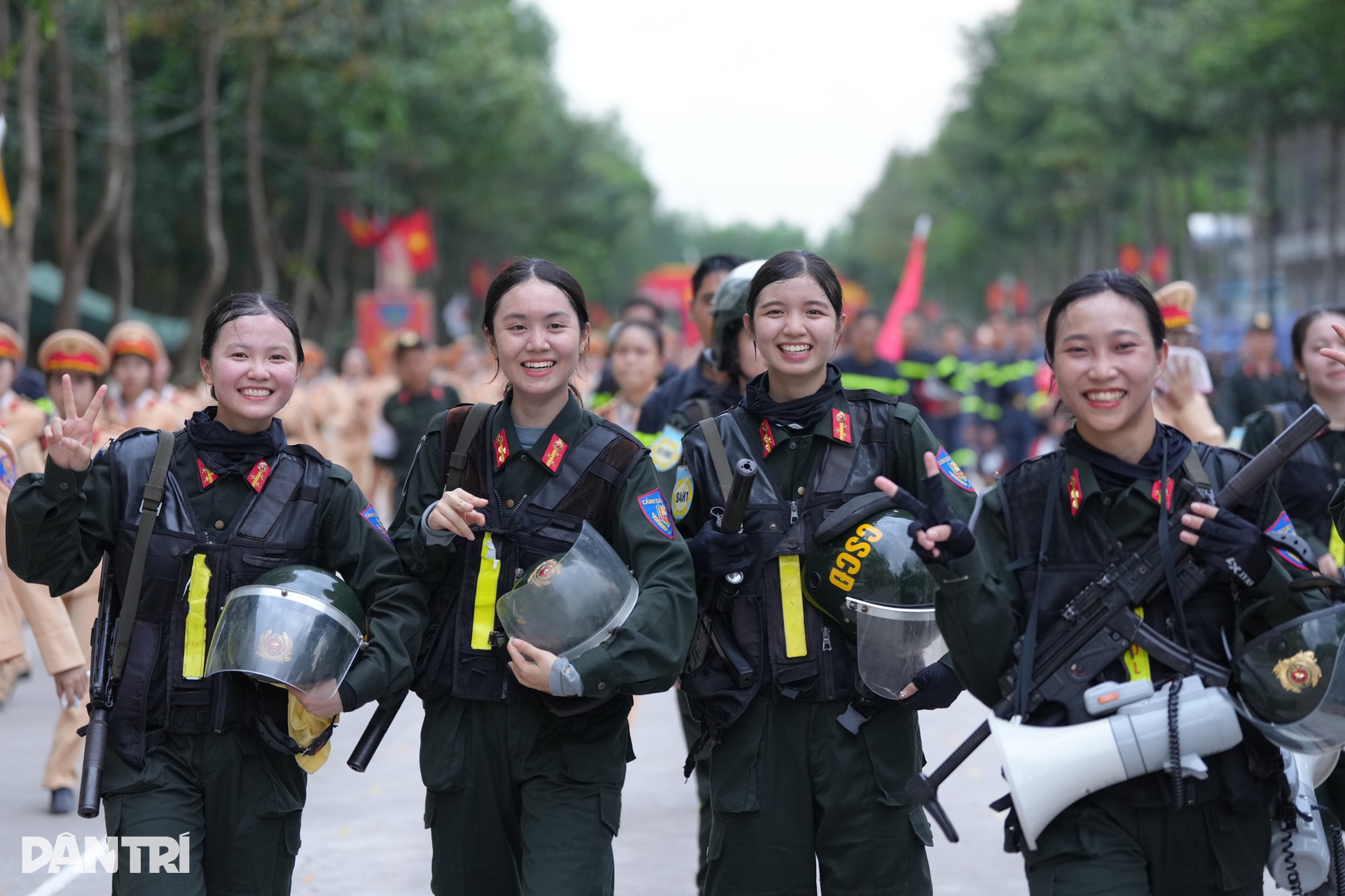 Những bóng hồng trên thao trường luyện tập diễu binh mừng đại lễ 30/4 - 11 Những bóng hồng trên thao trường luyện tập diễu binh mừng đại lễ 30/4 - 11