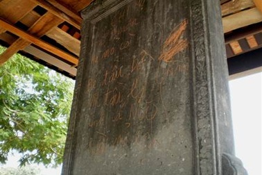 Cần nghiêm chặn ngay việc vẽ bậy lên Bia Thị Học Quốc Tử Giám 