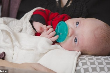 Em bé thứ 2 chào đời từ tử cung hiến tặng tại Mỹ