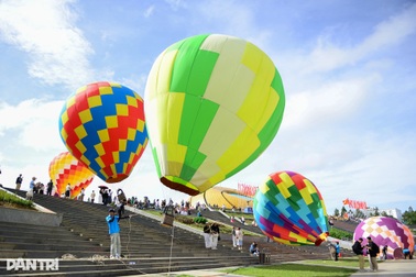Bầu trời Đà Lạt rực rỡ sắc màu trong lễ hội khinh khí cầu