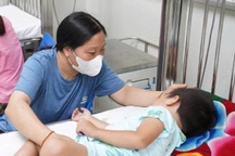 Ba trẻ bị ong đốt, một ca tử vong