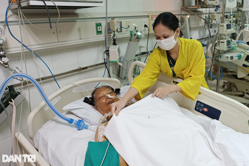 Bạn đọc Dân trí giúp đỡ người đàn bà mắc suy đa tạng hơn 240 triệu đồng - 3 Bạn đọc Dân trí giúp đỡ người đàn bà mắc suy đa tạng hơn 240 triệu đồng - 3