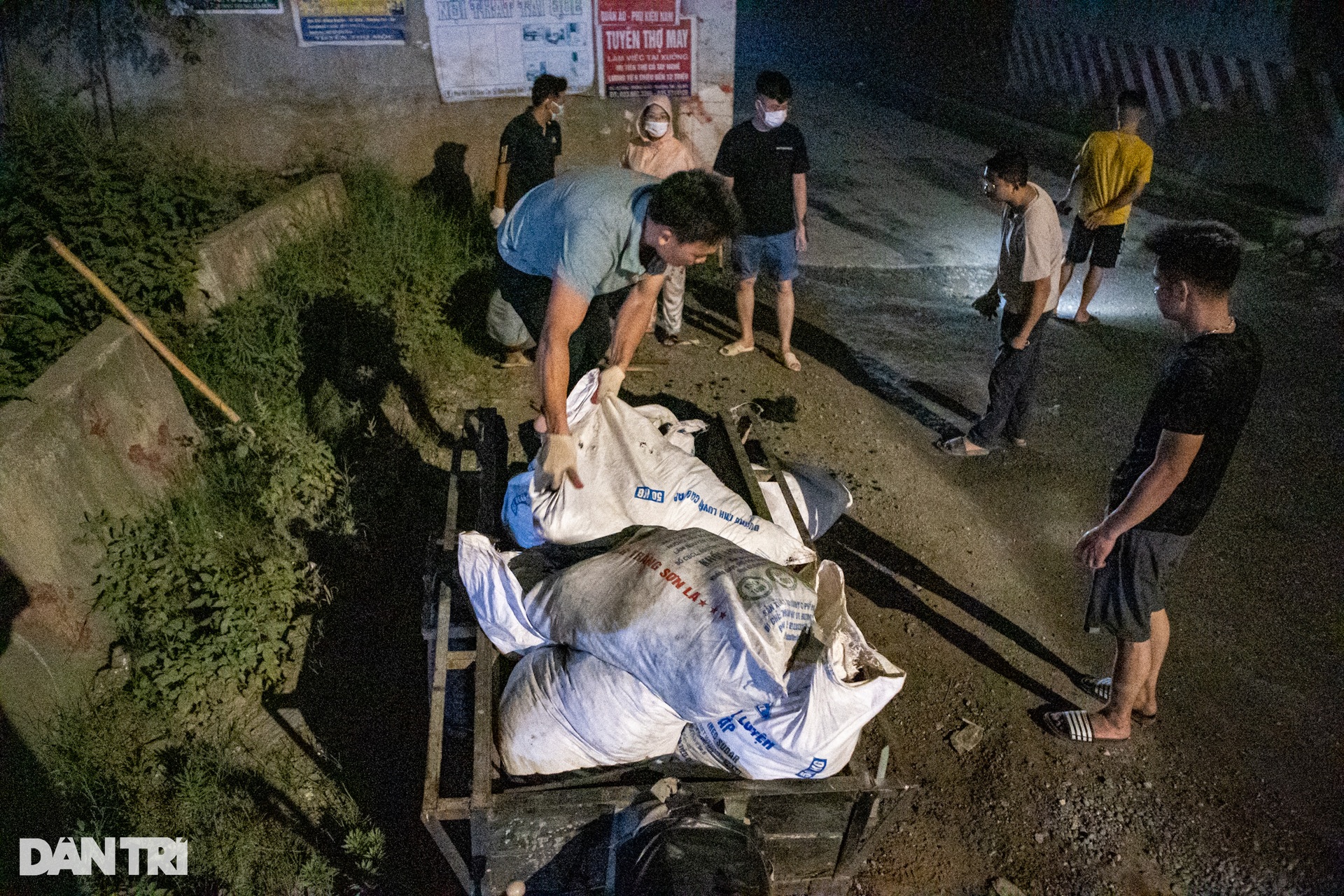 Chàng trai Hà Nội 13 năm âm thầm vá đường xuyên đêm - 1 Chàng trai Hà Nội 13 năm âm thầm vá đường xuyên đêm - 1