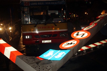 Sẽ khởi tố lái xe buýt “hạ gục” cột biển báo trên cầu vượt