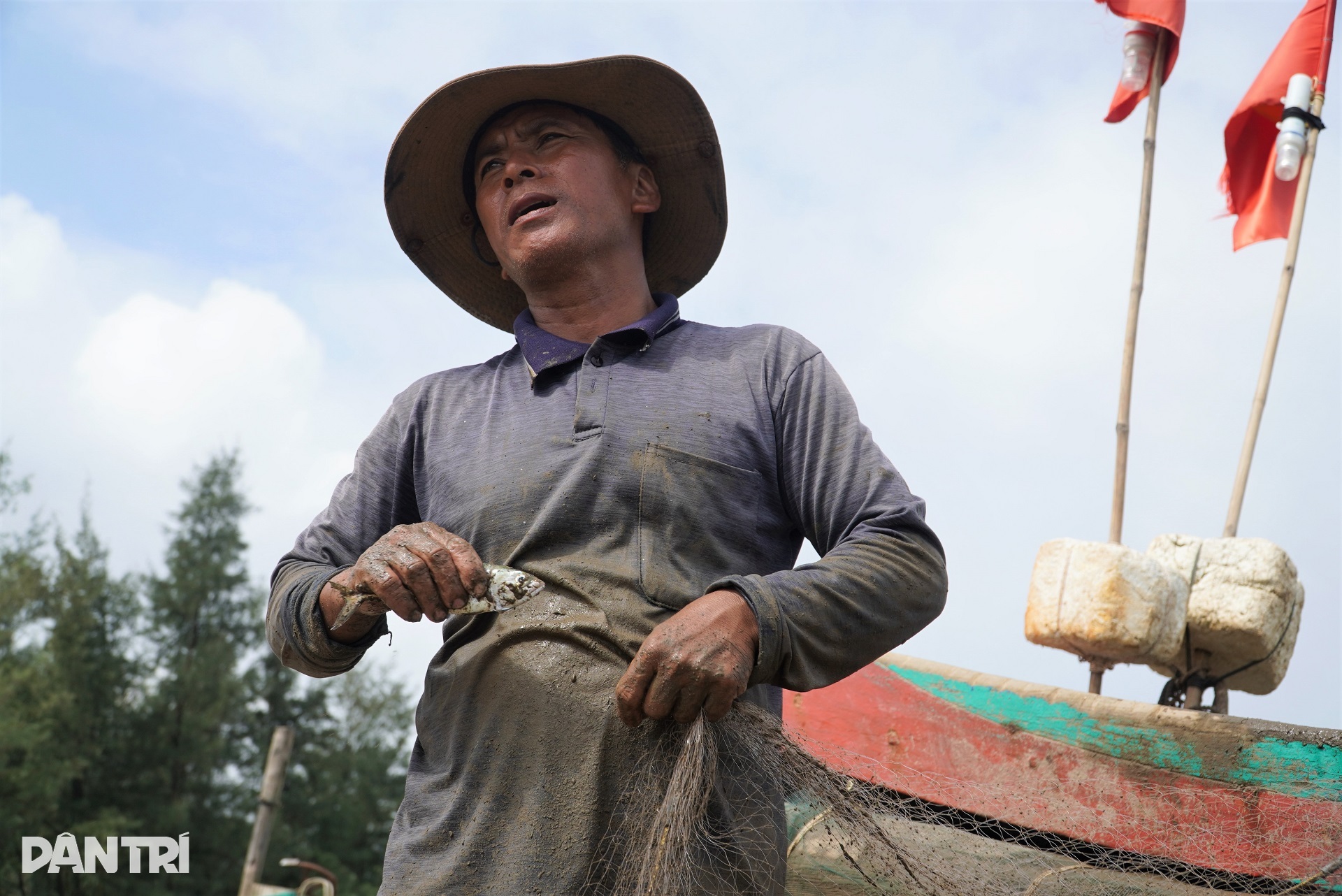 Ngư dân hợp sức đi giật lùi kéo mẻ cá kỷ lục nặng 4 tấn - 10 Ngư dân hợp sức đi giật lùi kéo mẻ cá kỷ lục nặng 4 tấn - 10