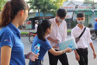 Nước suối miễn phí "mát lòng" sĩ tử