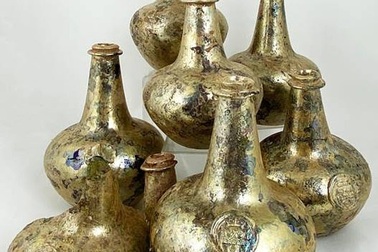 Đào đất, bất ngờ đào được chai rượu cổ trị giá 600 triệu đồng