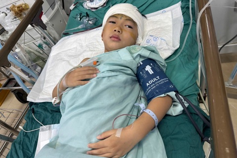 “Bố và ông nội mất rồi, xin ông trời đừng bắt con bé nữa!”